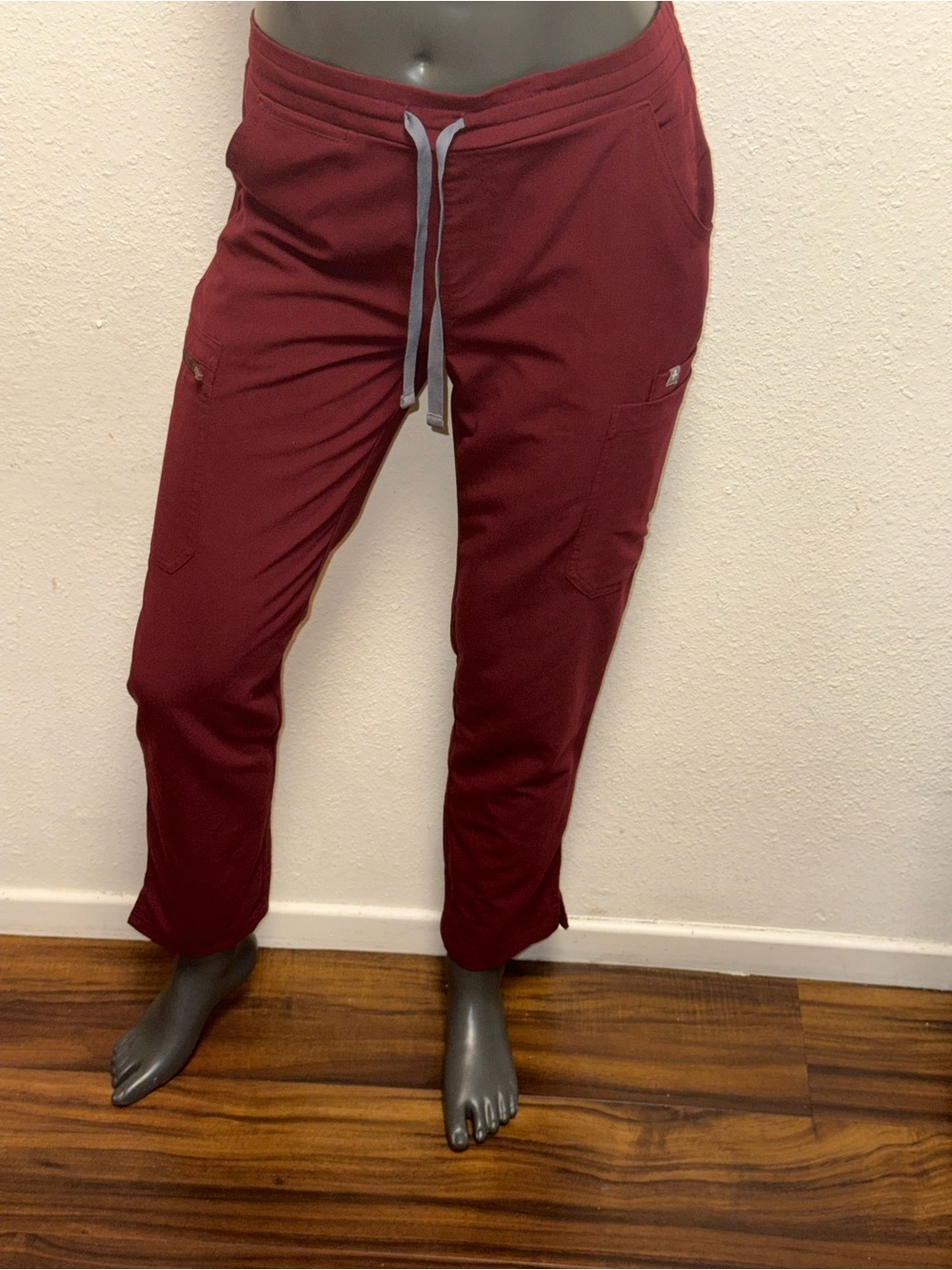 Figs women’s Maroon Drawstring Cargo Joggers